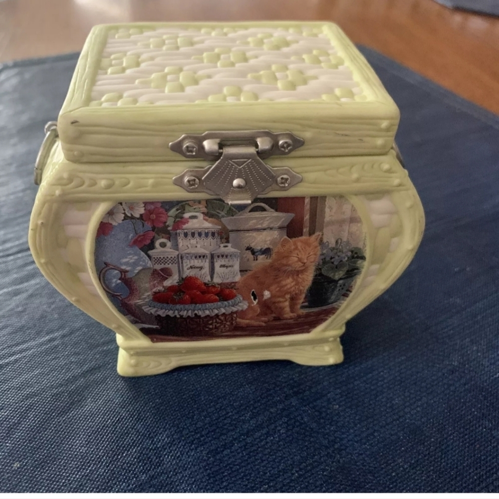 Annabell's Simple Pleasures Cozy Country Kitties Mary Ann Lasher Music Box